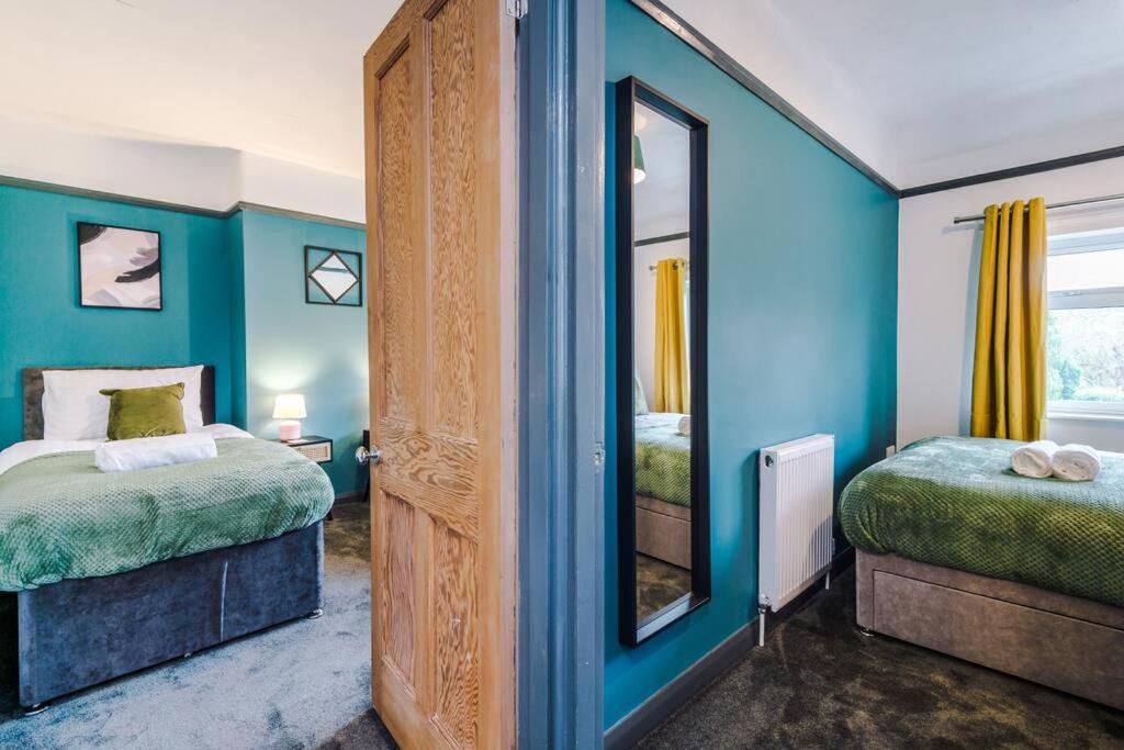 Spacious 3 bedroom close to Leeds city centre with parking - Short Stay Leeds