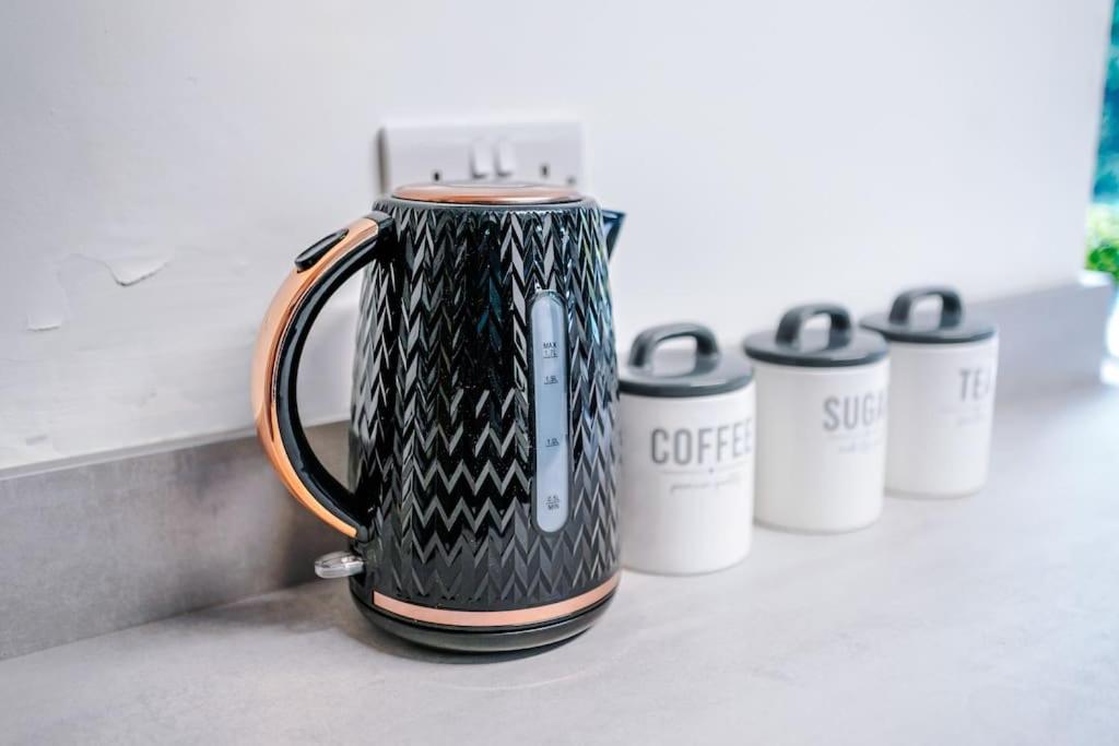 Spacious 3 bedroom close to Leeds city centre with parking - Short Stay Leeds