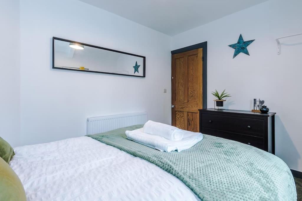 Spacious 3 bedroom close to Leeds city centre with parking - Short Stay Leeds