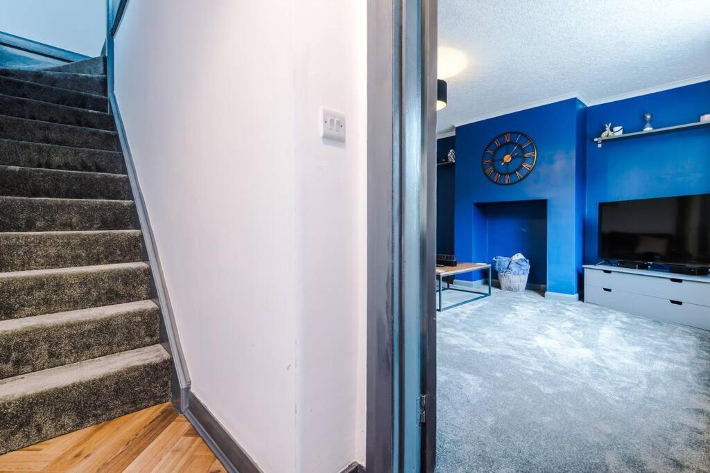 Spacious 3 bedroom close to Leeds city centre with parking - Short Stay Leeds