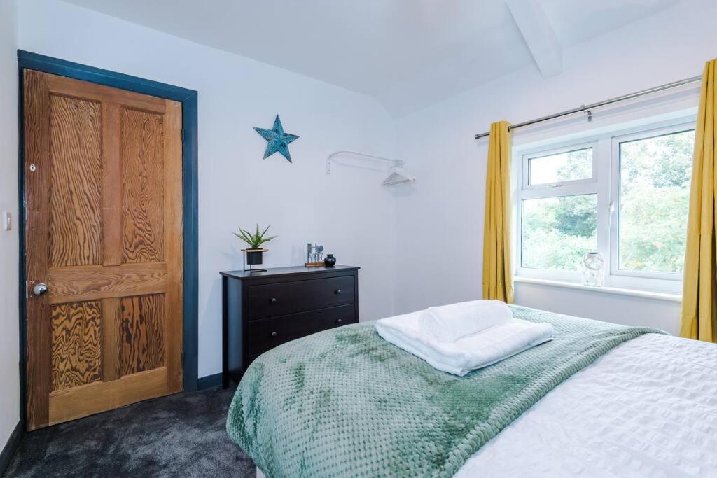 Spacious 3 bedroom close to Leeds city centre with parking - Short Stay Leeds