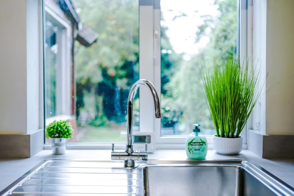 Spacious 3 bedroom close to Leeds city centre with parking - Short Stay Leeds