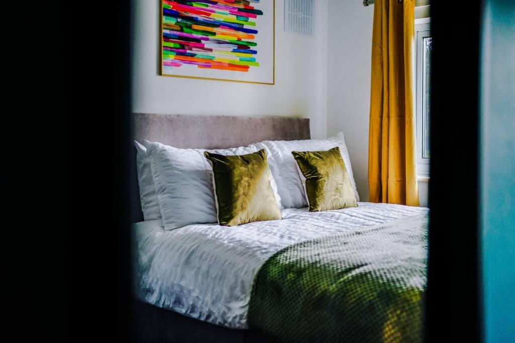 Spacious 3 bedroom close to Leeds city centre with parking - Short Stay Leeds