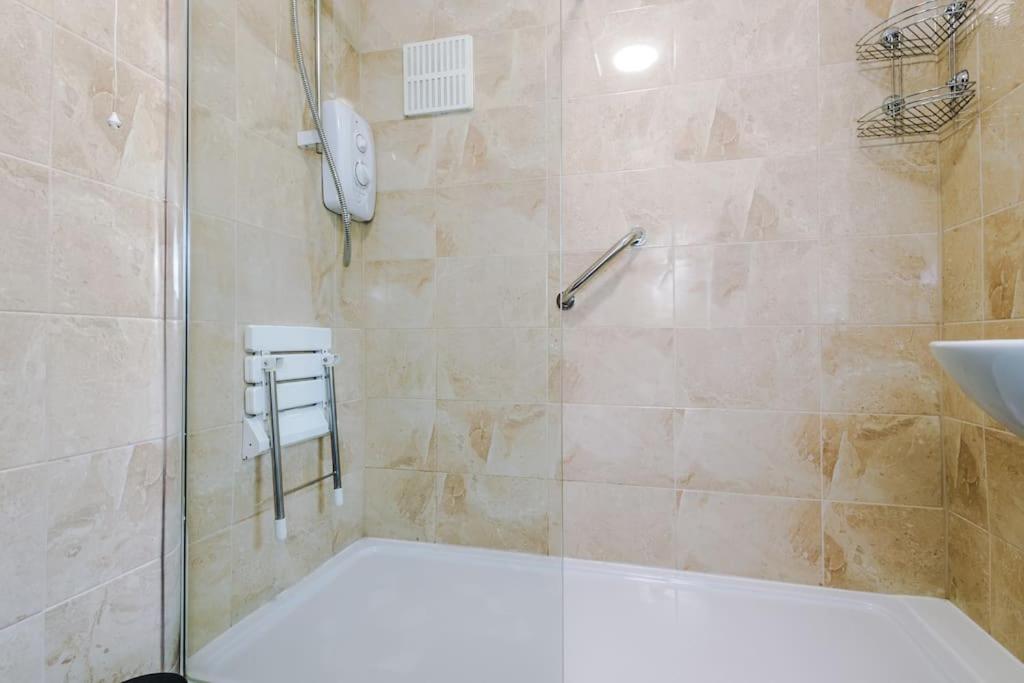 Spacious 3 bedroom close to Leeds city centre with parking - Short Stay Leeds