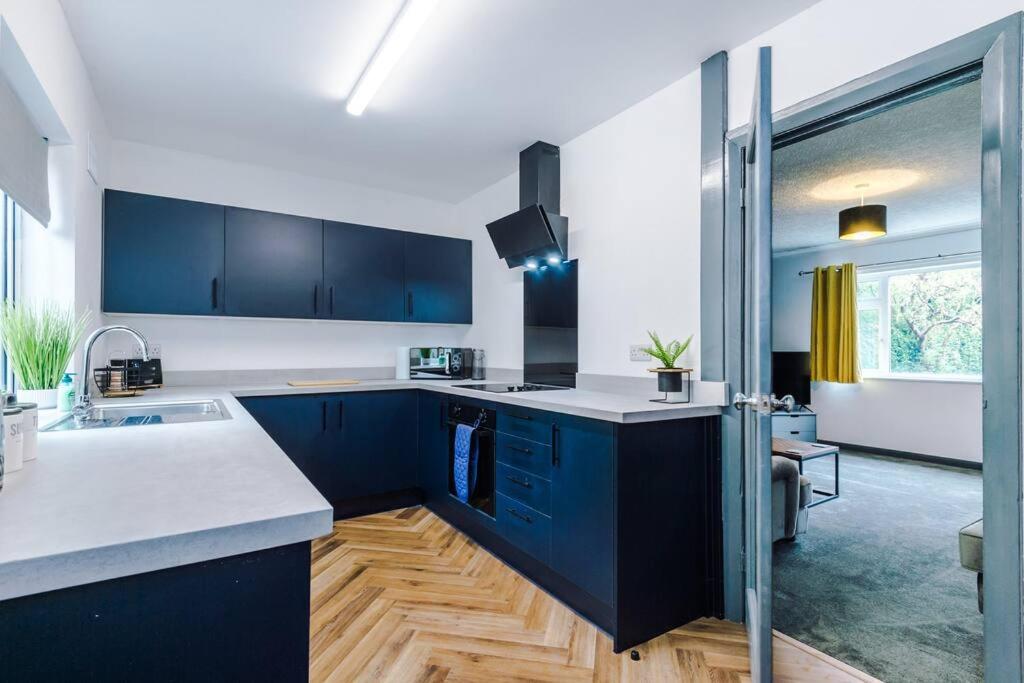 Spacious 3 bedroom close to Leeds city centre with parking - Short Stay Leeds