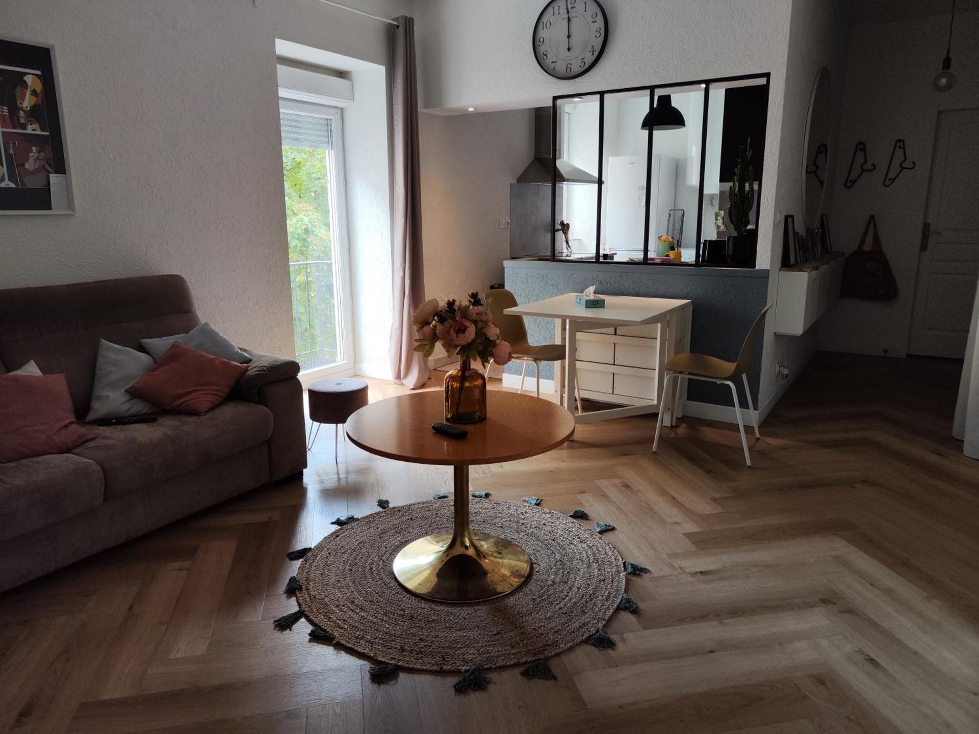 LE PETIT ANGLE APPARTEMENT 2 Pièces, plein centre ville, près de la gare jusqu'à 4 personnes