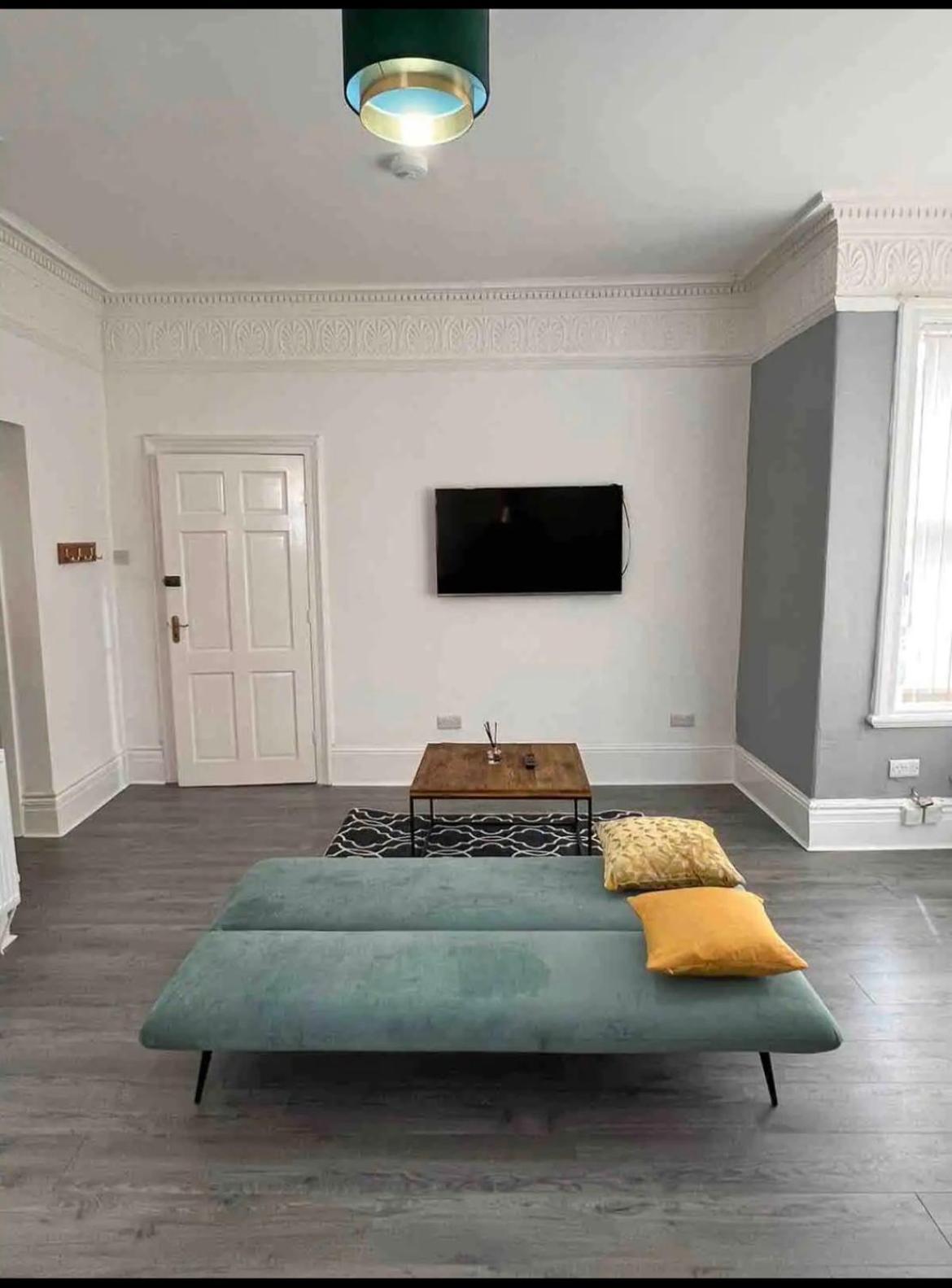 Lovely 1-bedroom apartment, free street parking