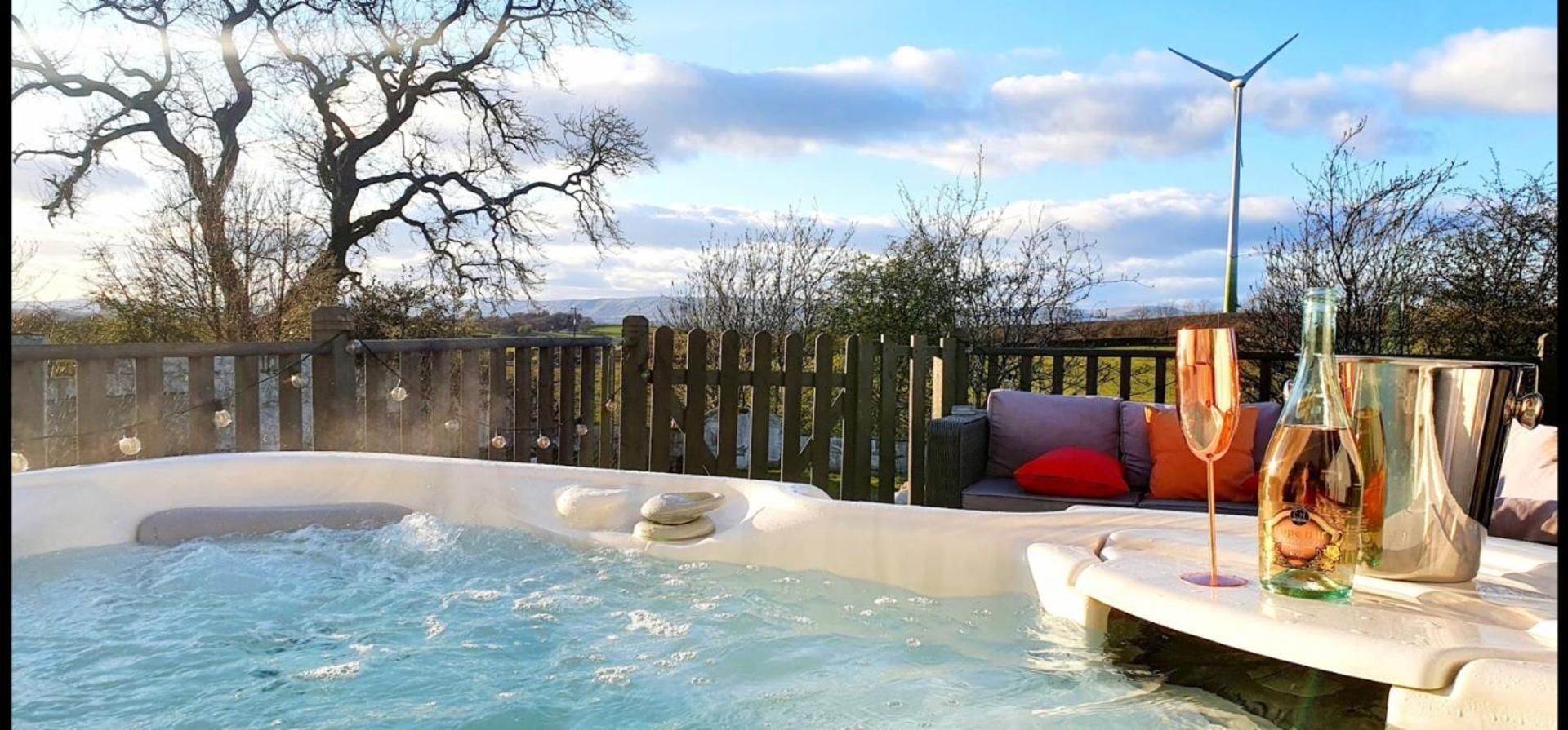 The Sleeping Dog Room at The Grumpy Schnauzer BnB Huge Room, Luxe Suite, Private Hot Tub, Breakfast, Gym, Games Room, Farm Stay, Amazing