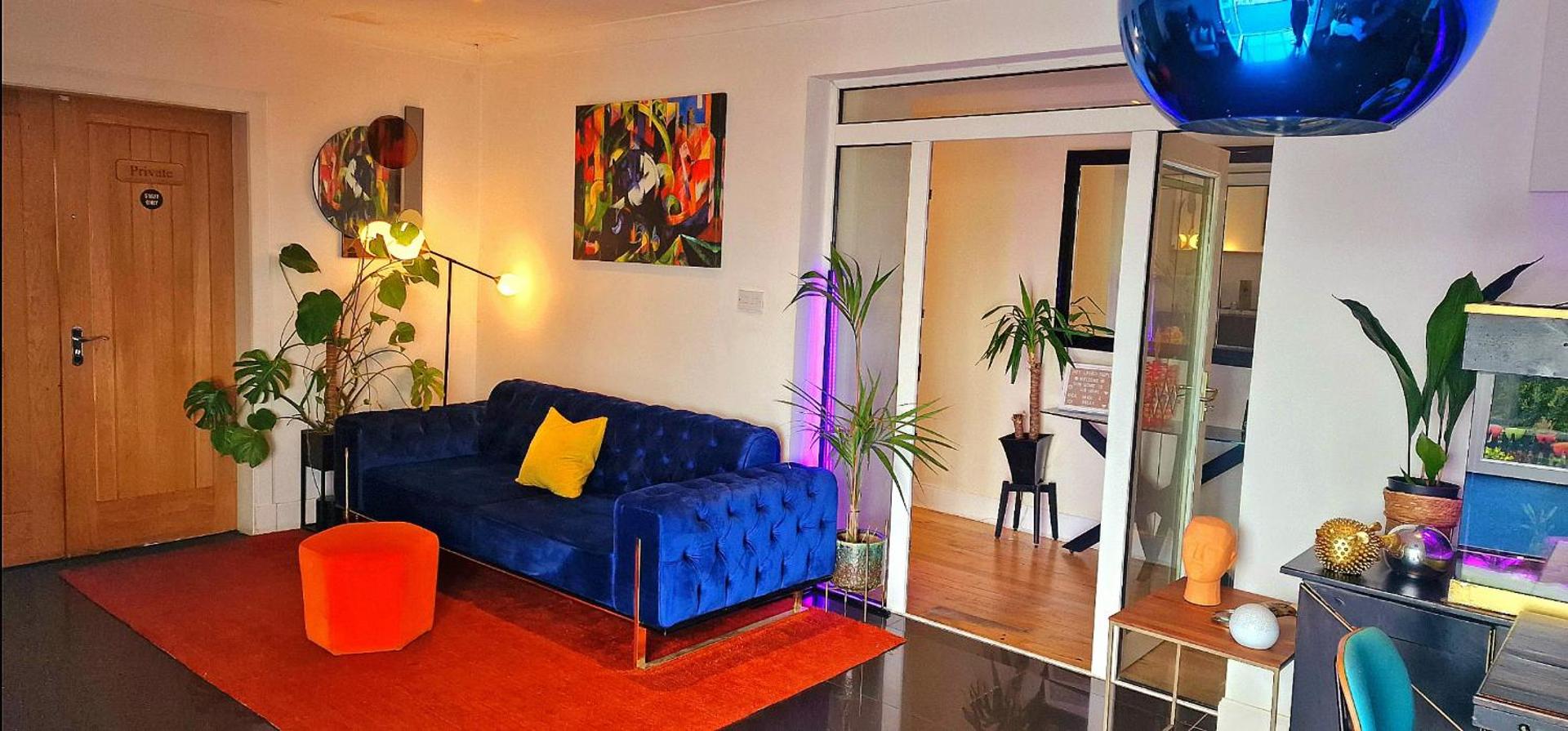 The Sleeping Dog Room at The Grumpy Schnauzer BnB Huge Room, Luxe Suite, Private Hot Tub, Breakfast, Gym, Games Room, Farm Stay, Amazing