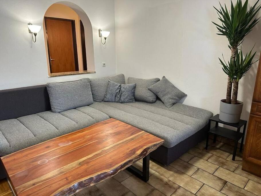 Geräumige rustikale Tiroler Wohnung 1-8 Personen