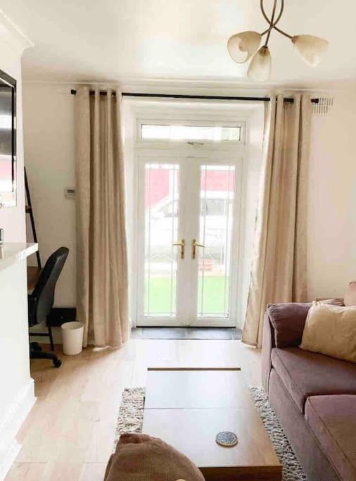 Lovely Two Bedroom Apartment, with private garden!