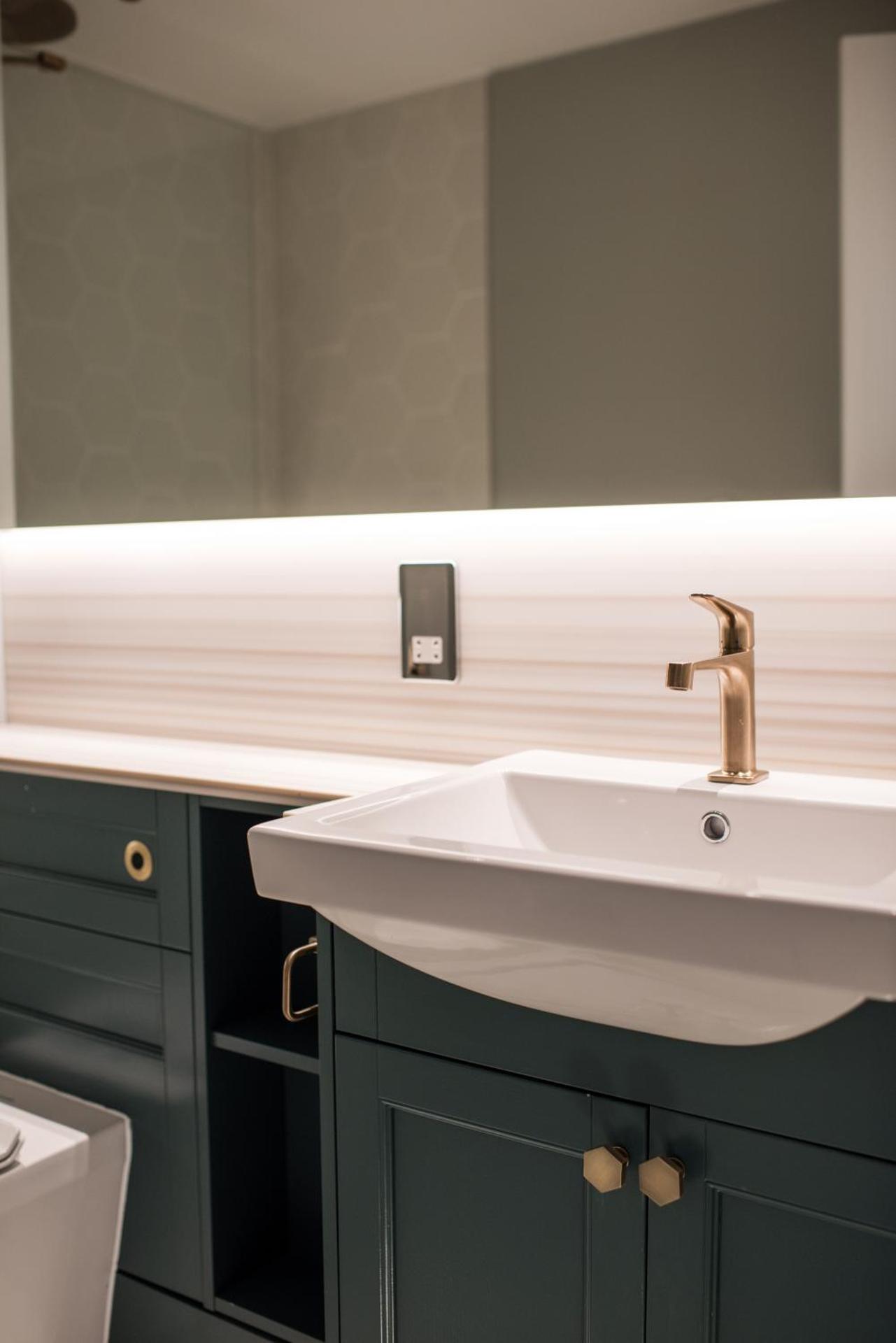 Zimmer mit Kingsize-Bett und Poolblick