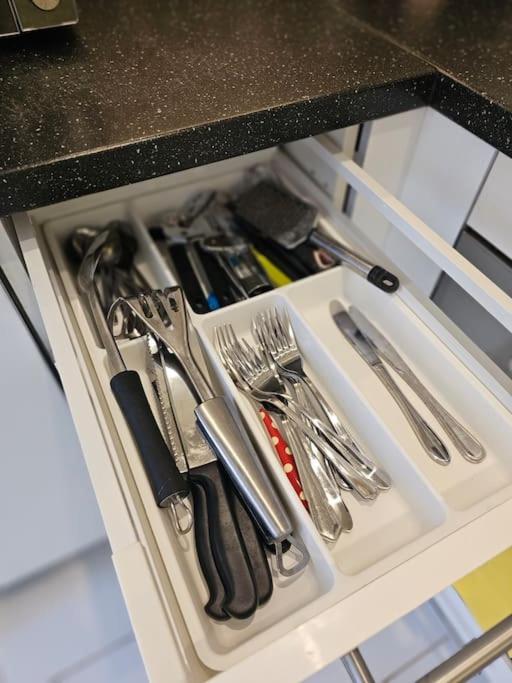 Stay Zen Apartments - Free Parking & Private Garden Ground Floor Central Woking - Business & Leisure