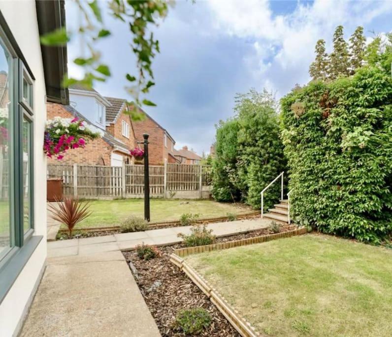 Full Modern Home - short & long stays