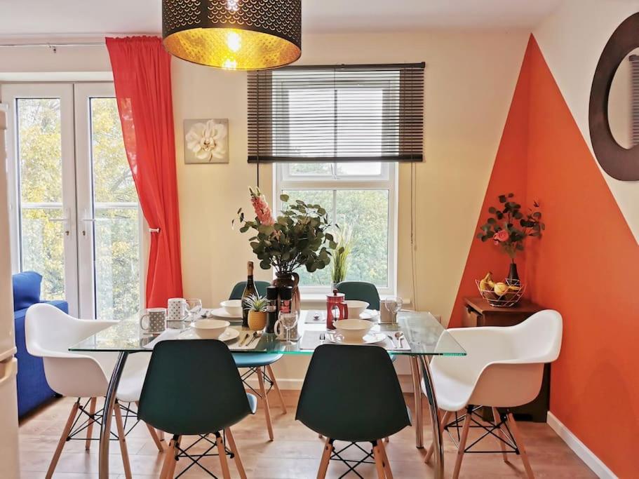 Fivehill 4 Bedrooms Apartments 6 beds 4 Showers Free Parking