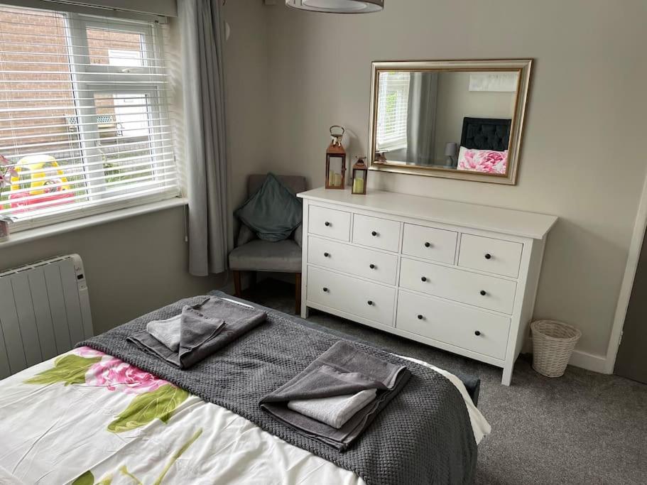 Modern 2BR Flat in Sale - Peaceful Stay in M33 - Great Transport Links