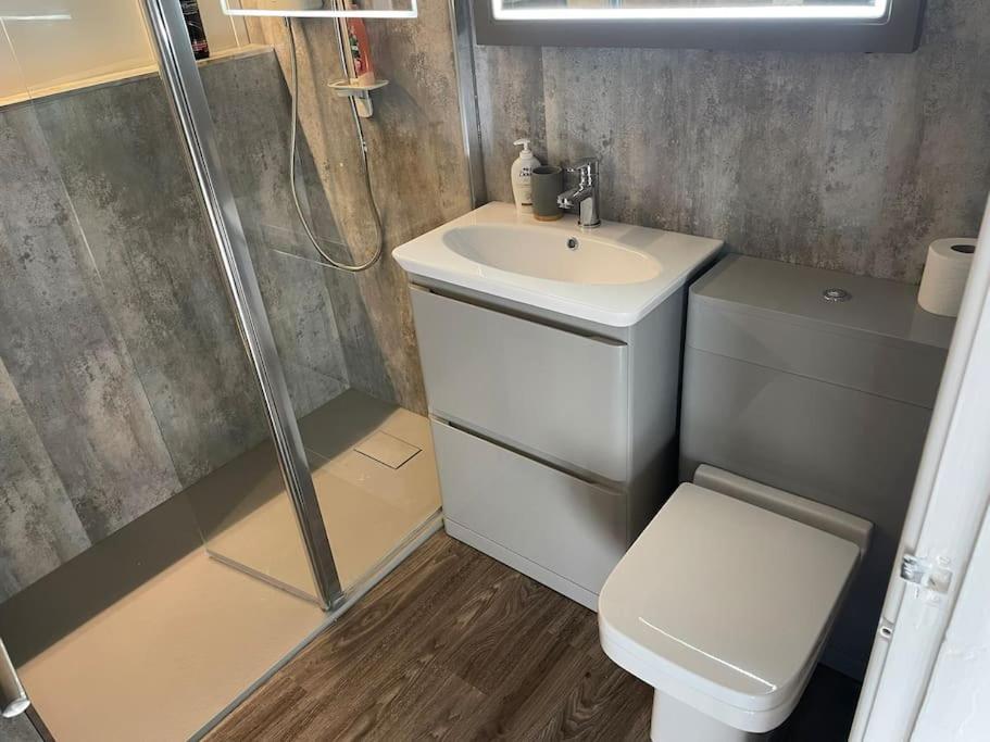 Modern 2BR Flat in Sale - Peaceful Stay in M33 - Great Transport Links