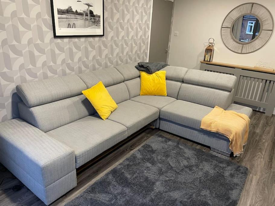 Modern 2BR Flat in Sale - Peaceful Stay in M33 - Great Transport Links