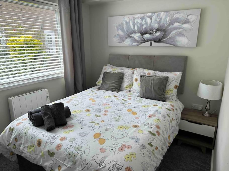 Modern 2BR Flat in Sale - Peaceful Stay in M33 - Great Transport Links