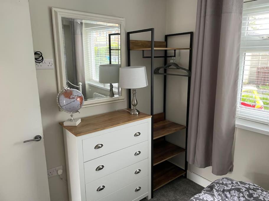 Modern 2BR Flat in Sale - Peaceful Stay in M33 - Great Transport Links