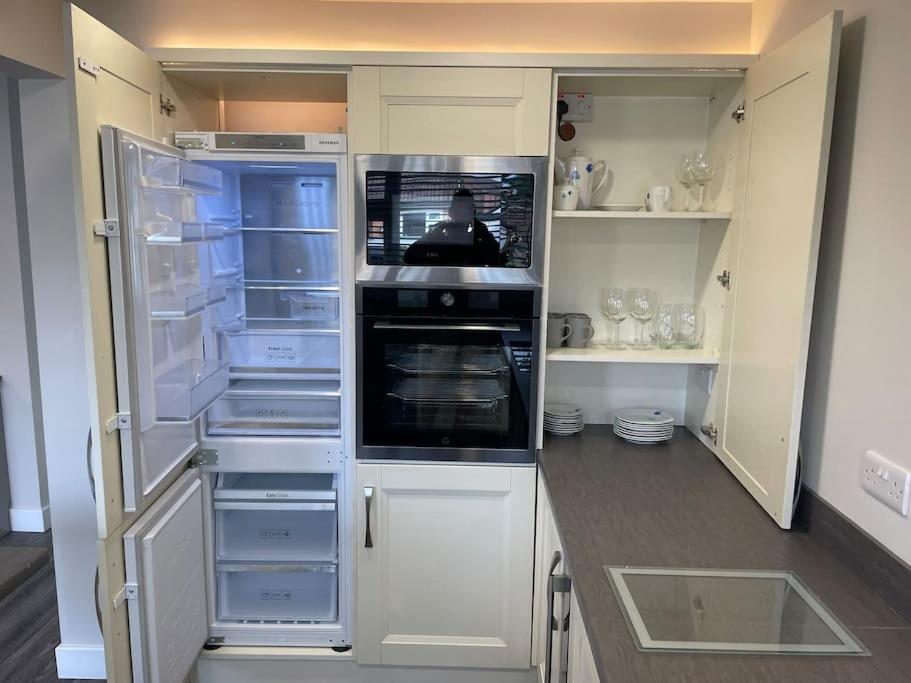 Modern 2BR Flat in Sale - Peaceful Stay in M33 - Great Transport Links