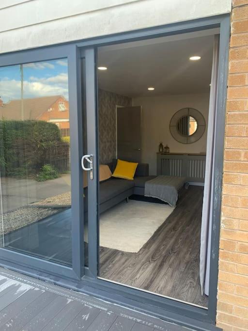 Modern 2BR Flat in Sale - Peaceful Stay in M33 - Great Transport Links