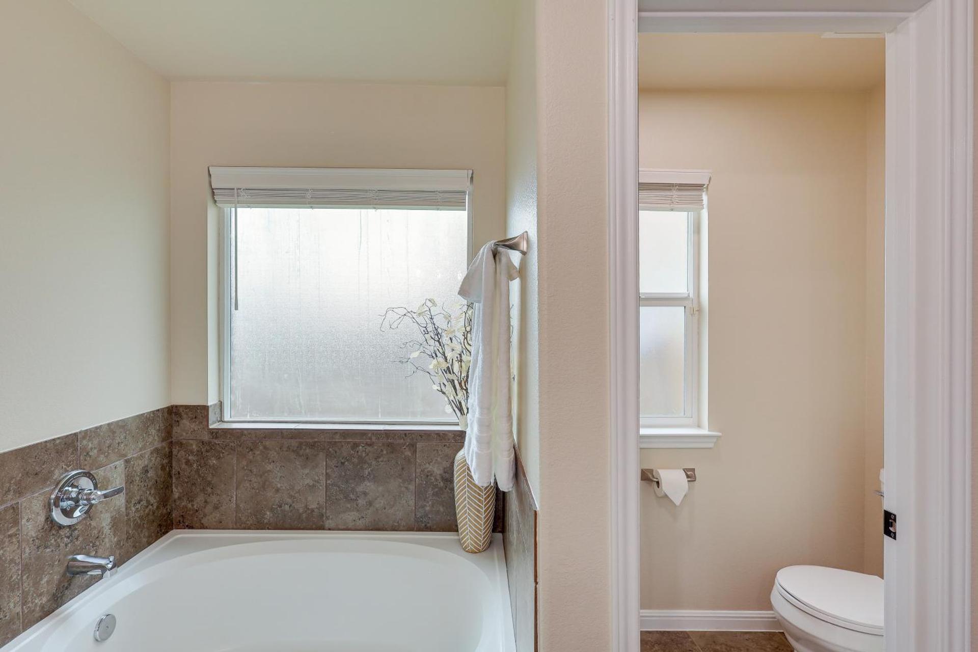 8 Mi to Fort Cavazos! Modern Home with Fire Pit