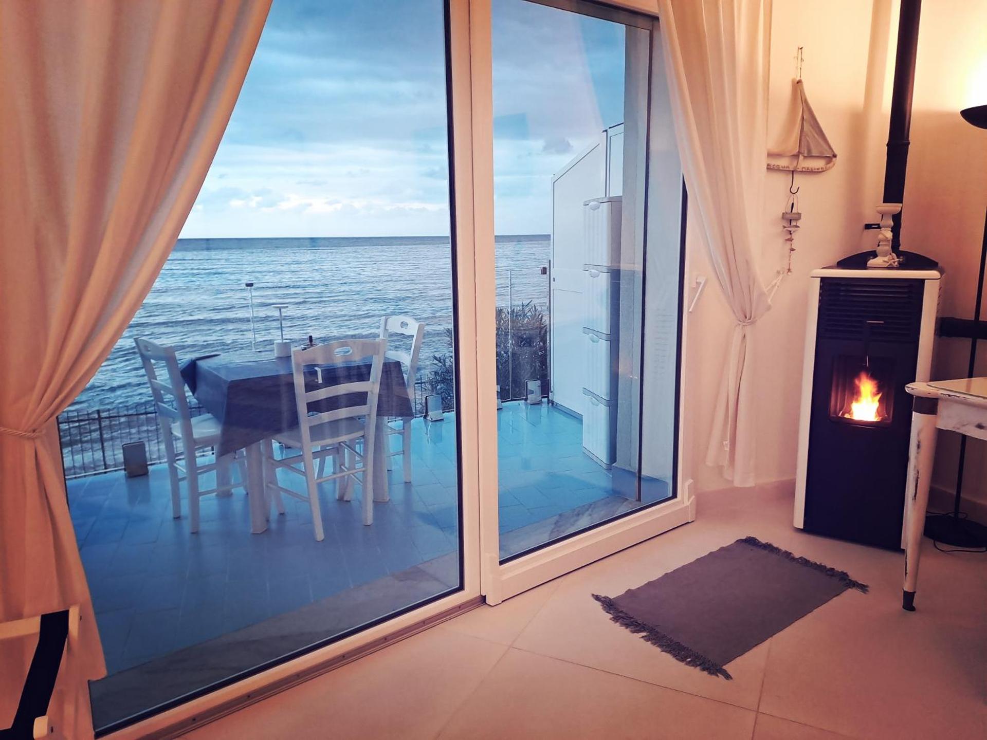 Blue Life, sea-luxury rooms on the beach between Palermo and Cefalu'