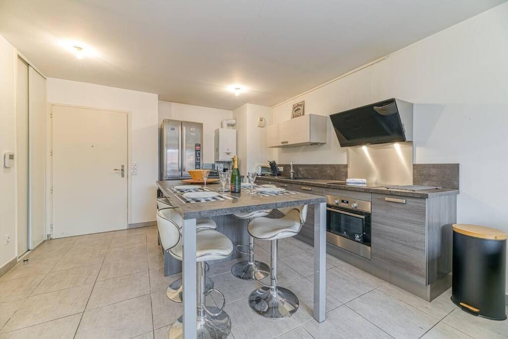 Bel appartement-garage privé-balcon-wifi fibre