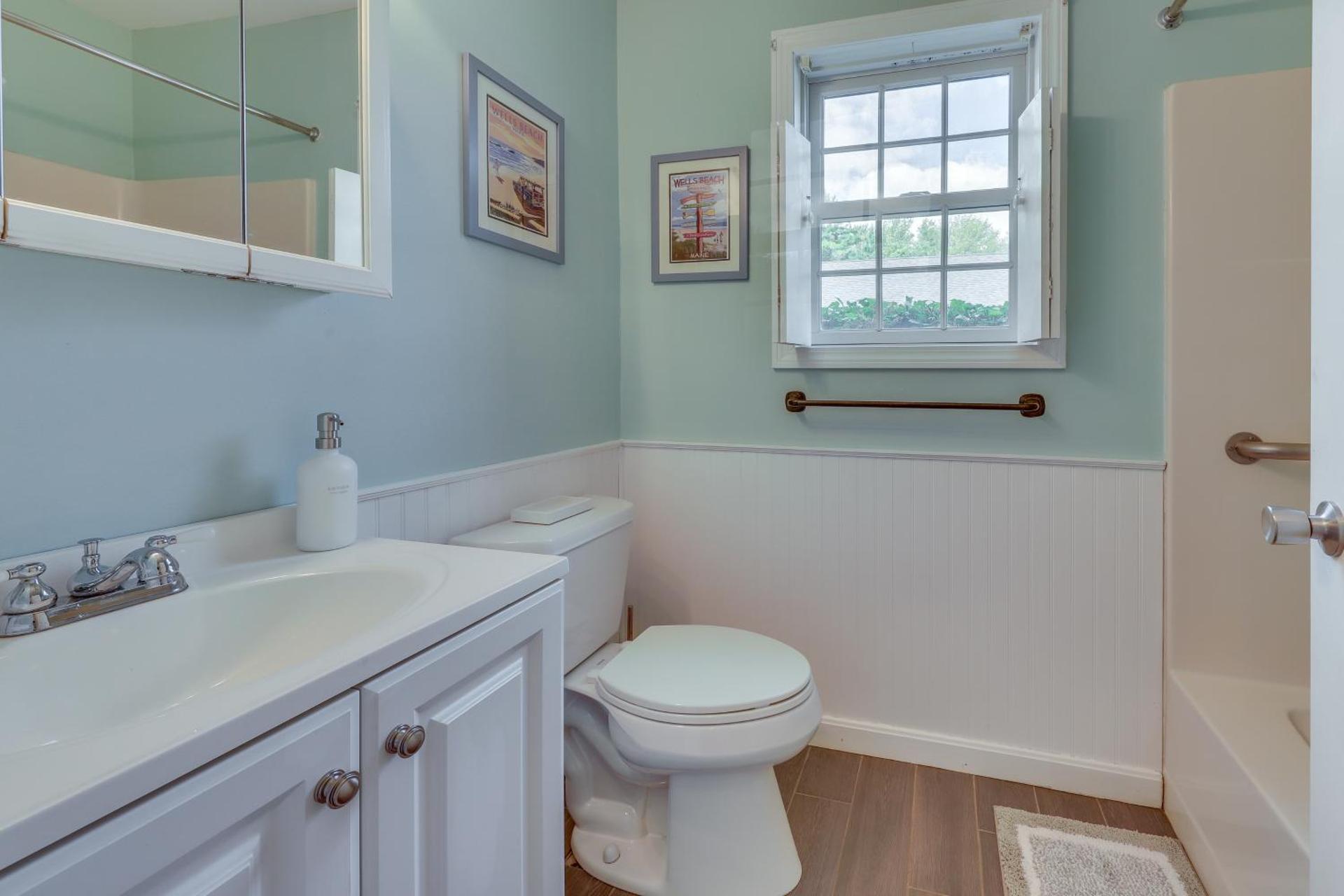 2 Mi to Drakes Island Beach Condo with Porch!