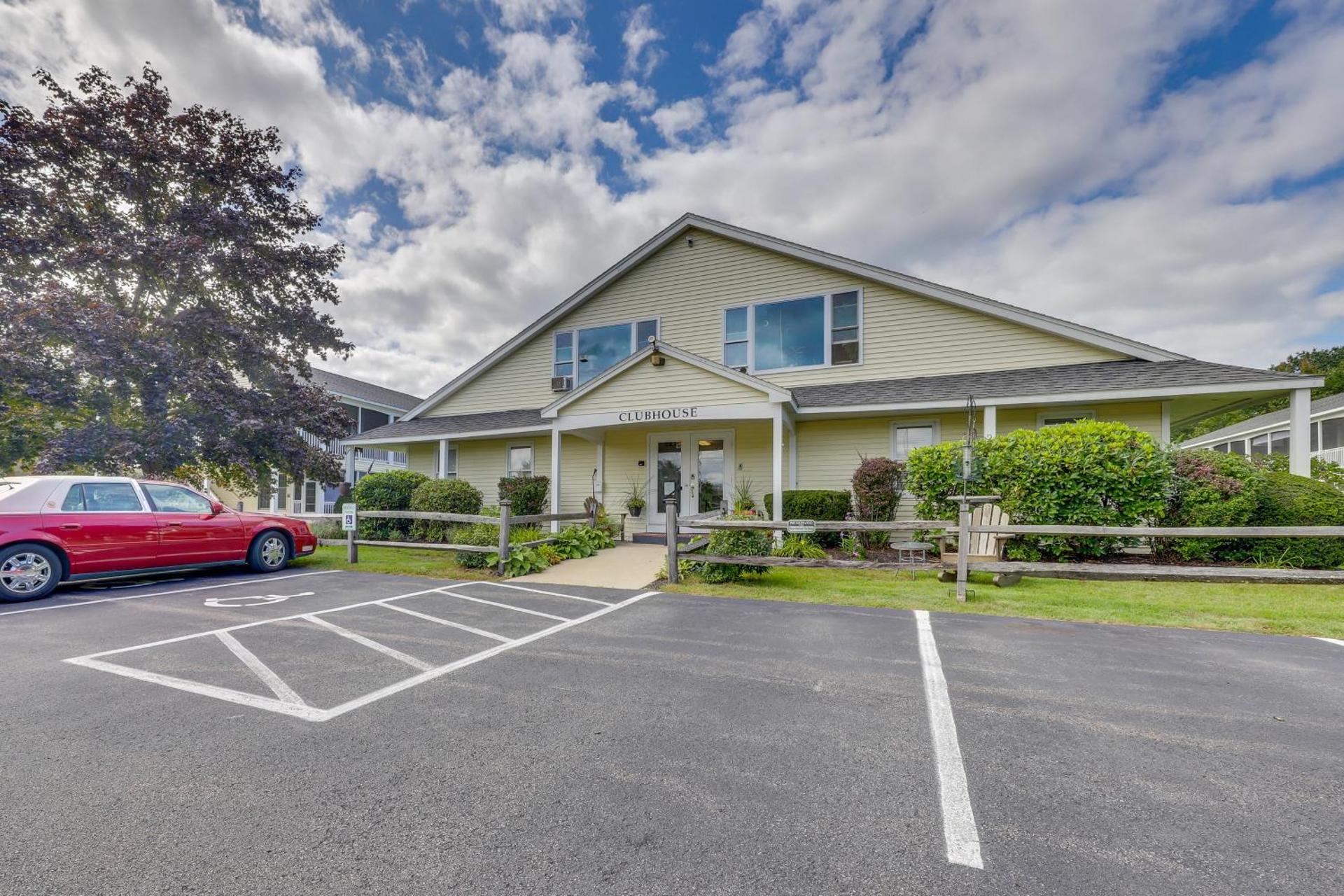 2 Mi to Drakes Island Beach Condo with Porch!