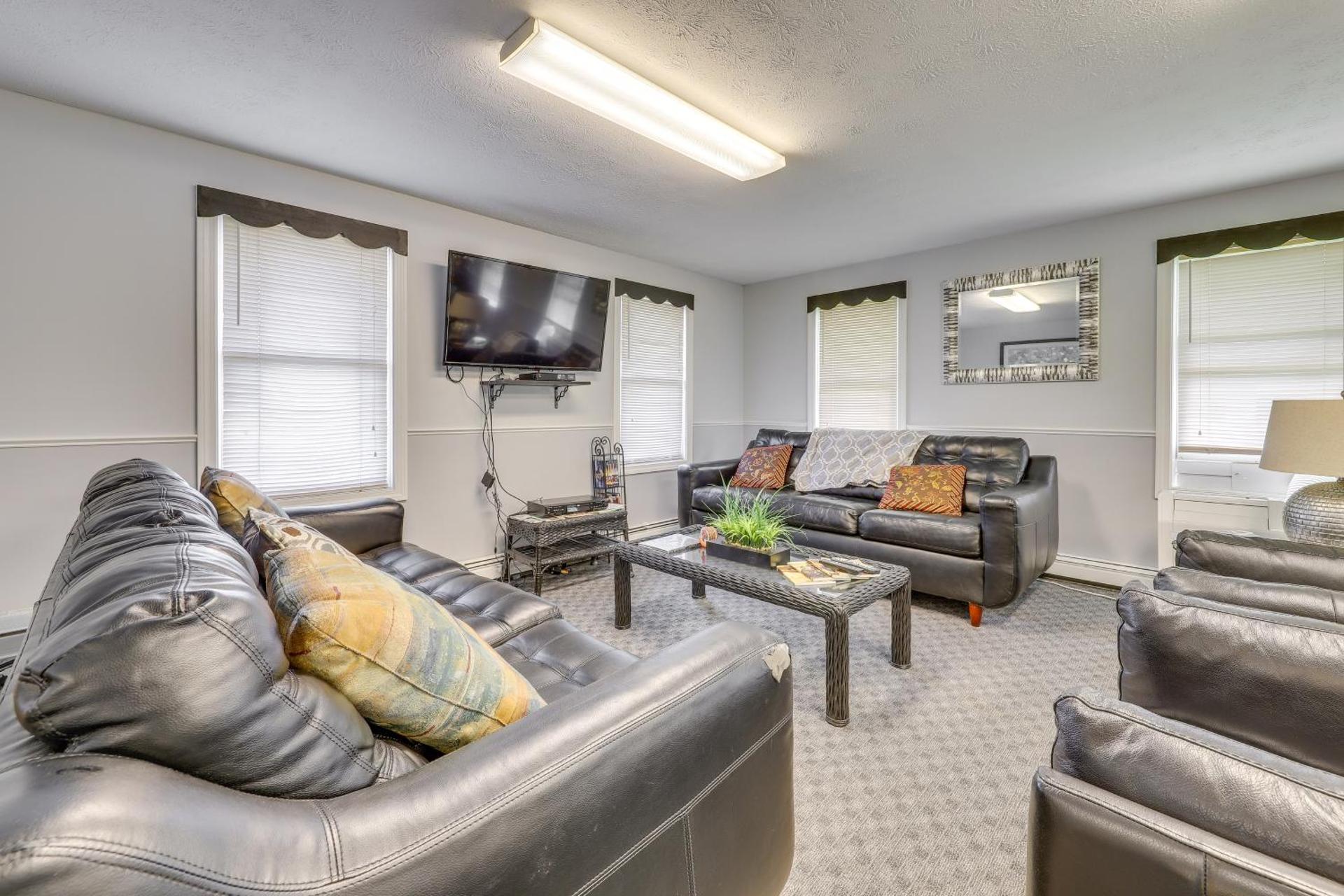 2 Mi to Drakes Island Beach Condo with Porch!