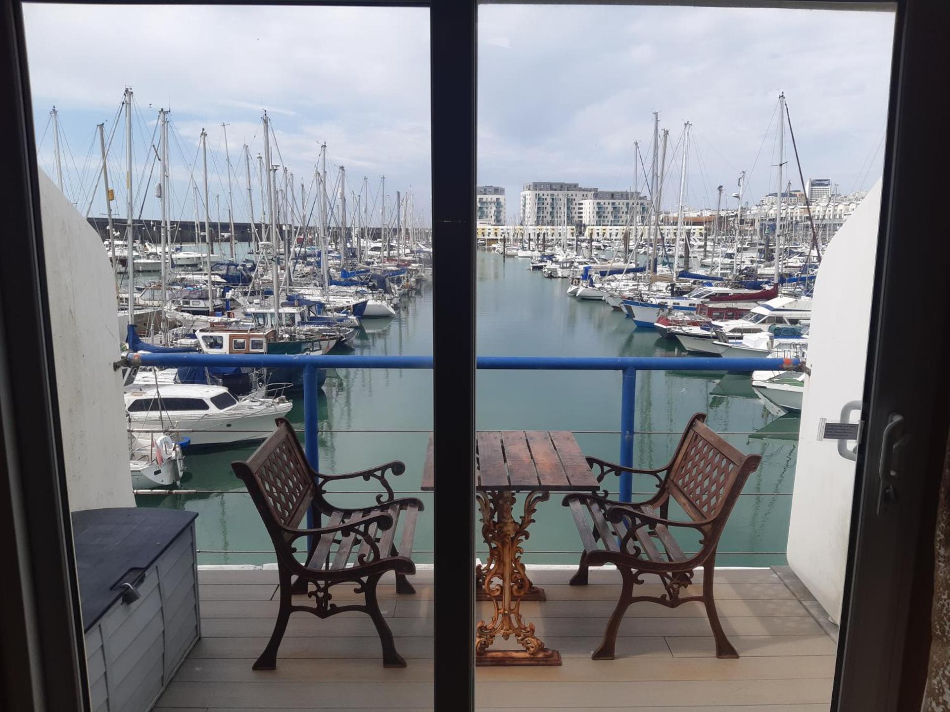 Fantastic Waterside apartment in Brighton Marina