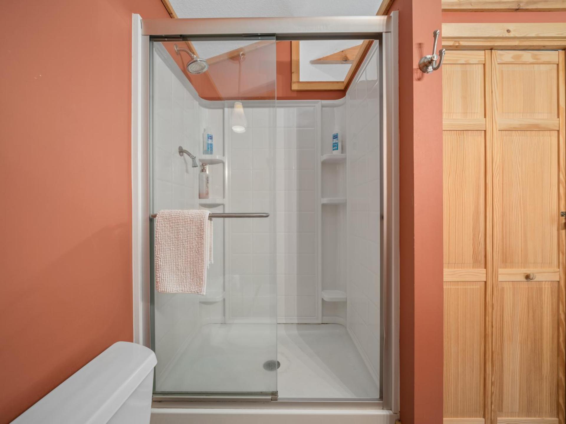 Luxury Cabin 45 Min to Asheville Hot Tub & Fire pit