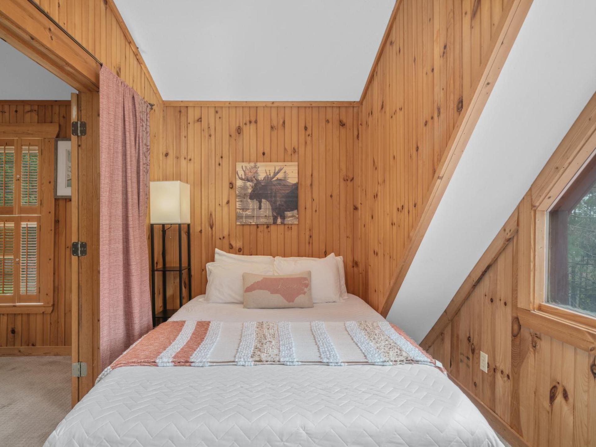 Luxury Cabin 45 Min to Asheville Hot Tub & Fire pit