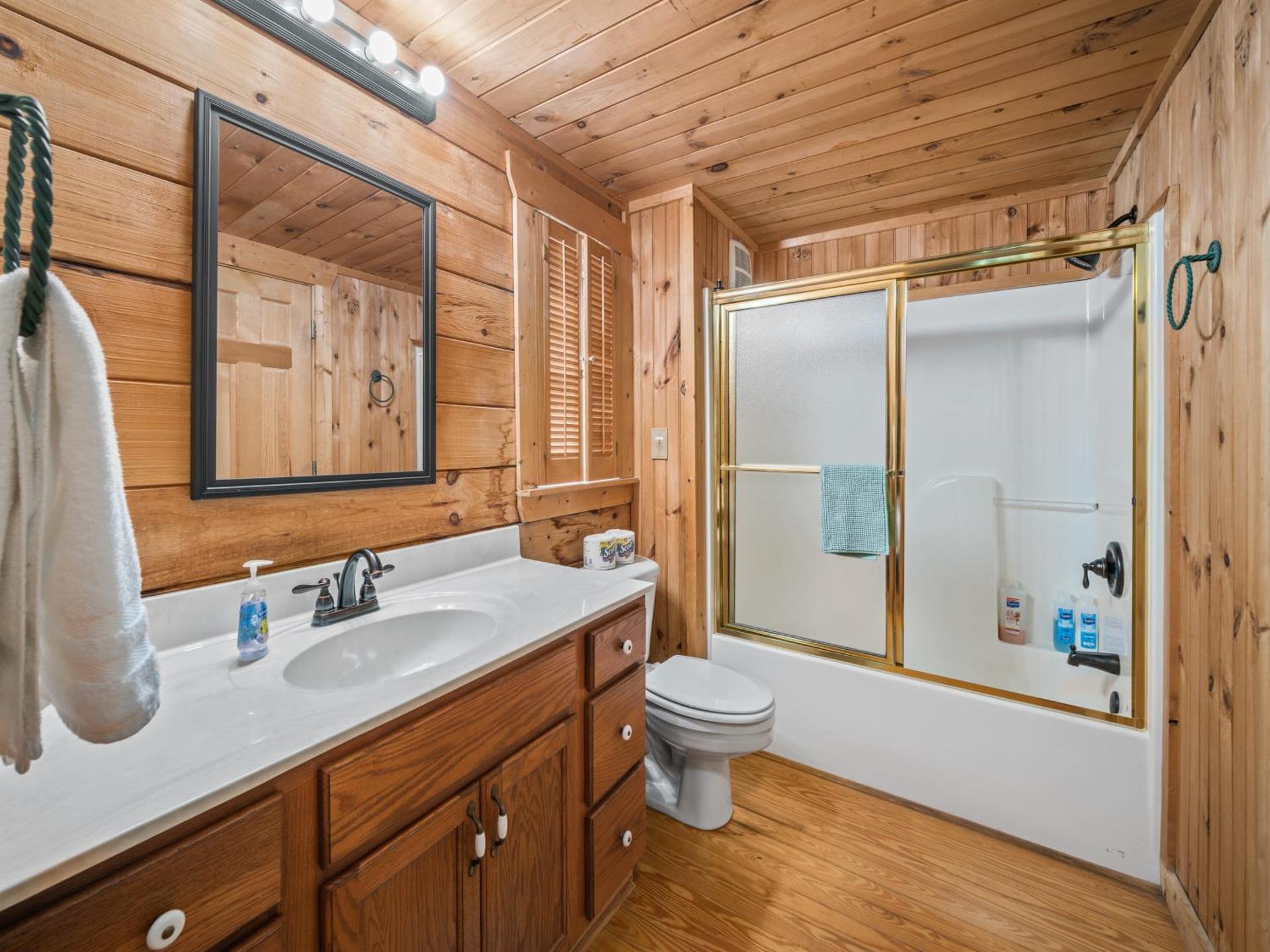 Luxury Cabin 45 Min to Asheville Hot Tub & Fire pit