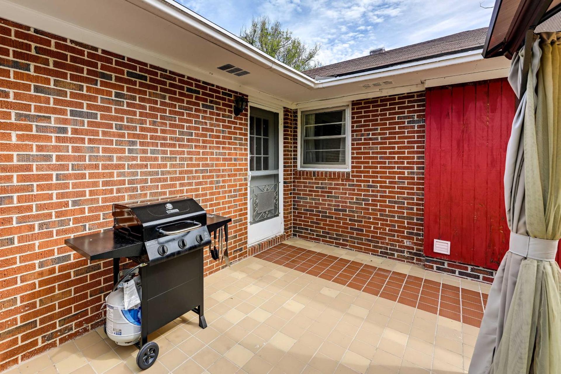 Pet Friendly Home with Hot Tub, Patio and Game Room!