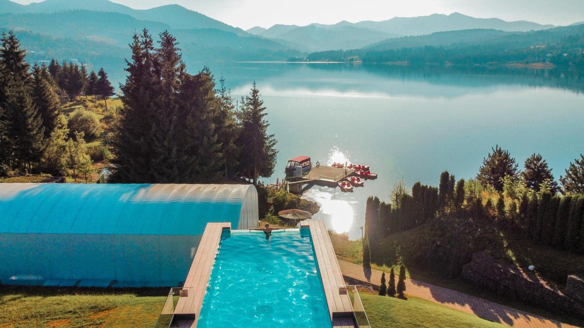 Hotel Roser House Boutique - pe malul lacului Colibita