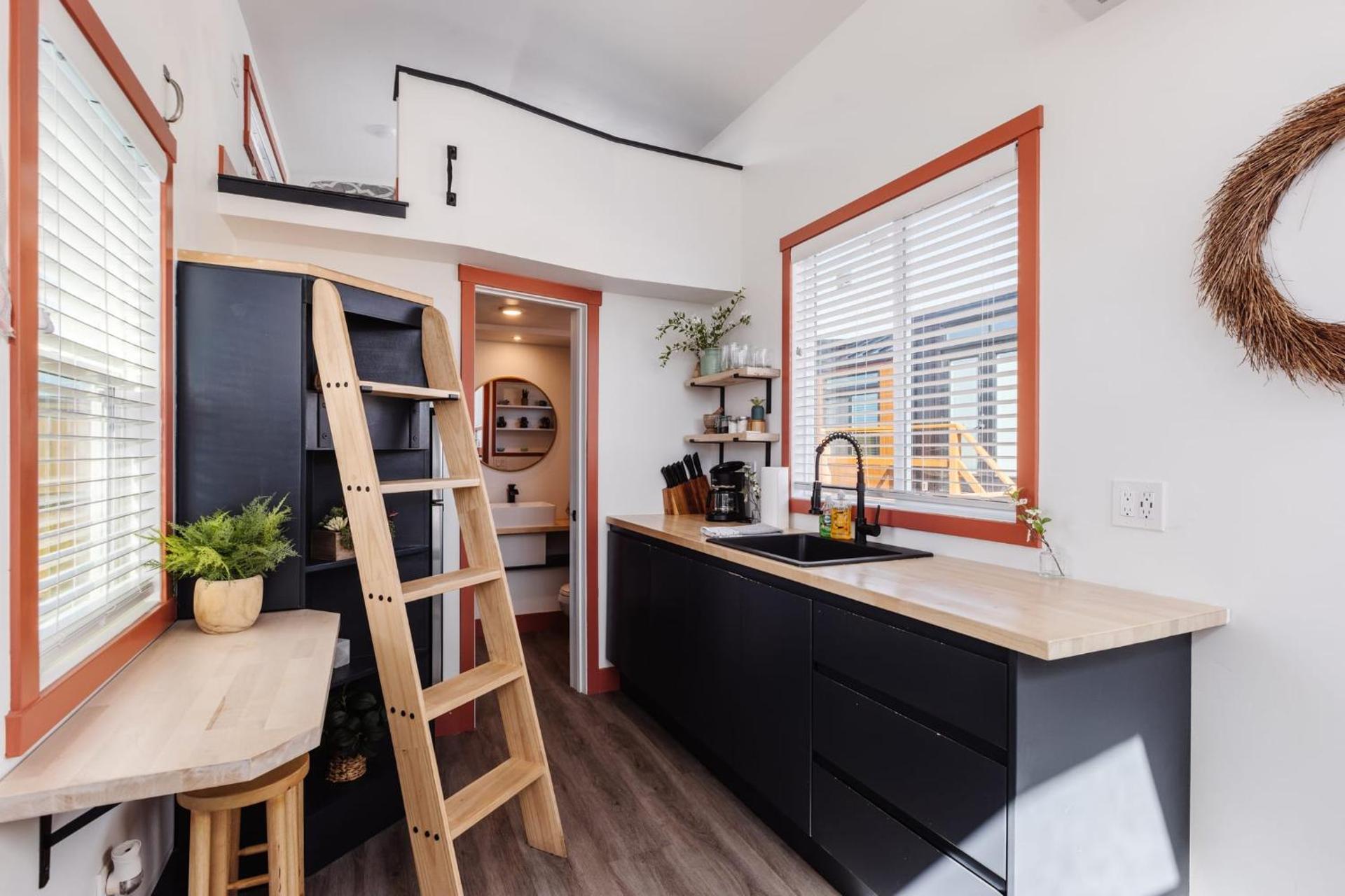 New calm & relaxing Tiny House w deck near ZION