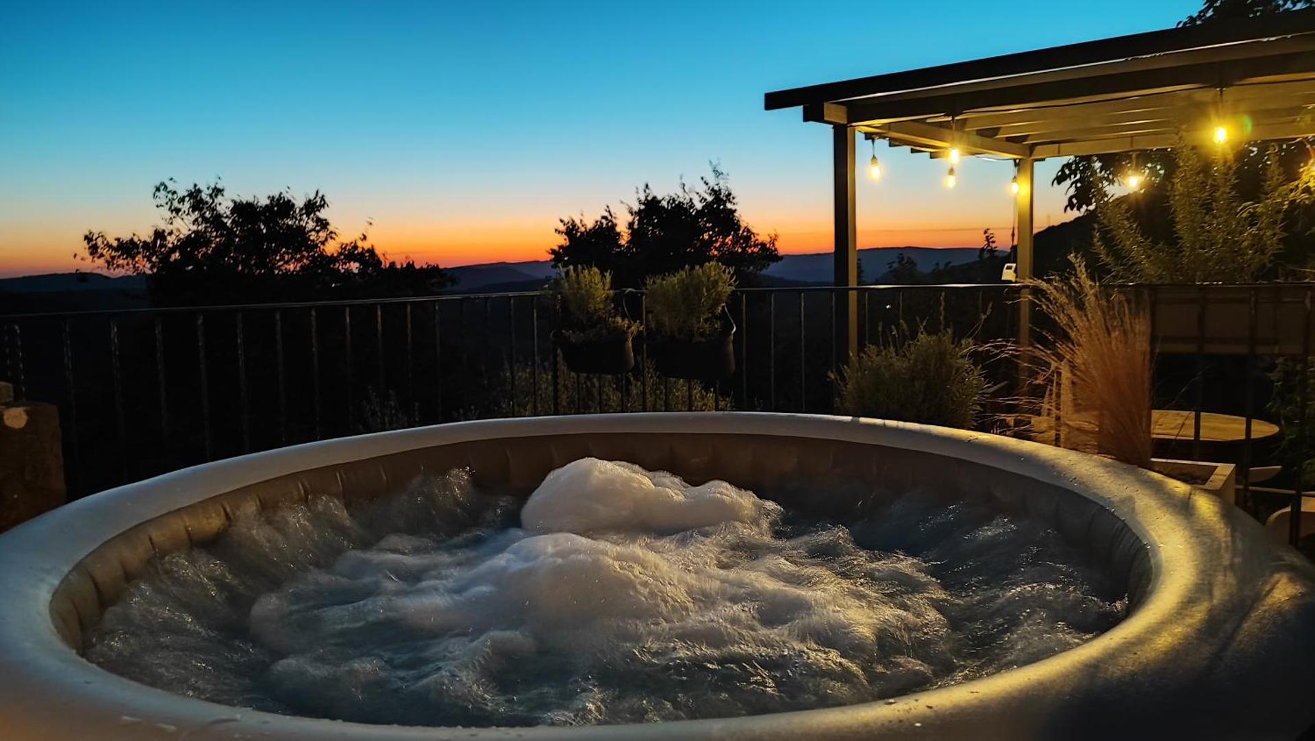 Amazing STUDIO CASA FERMEGLIA with private jacuzzie and perfect panoramic view