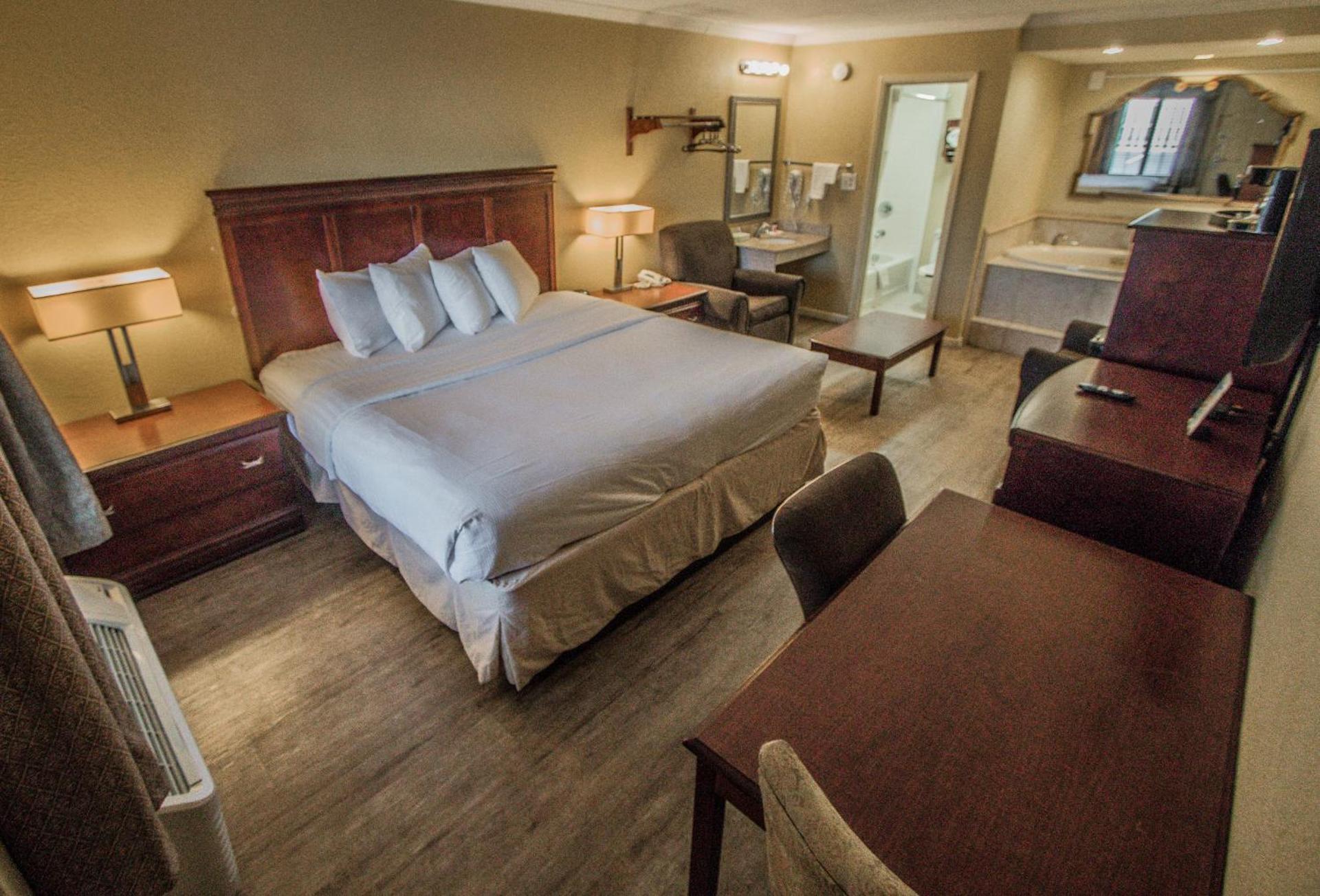 Deluxe King Room with Soak Tub - Non-Smoking