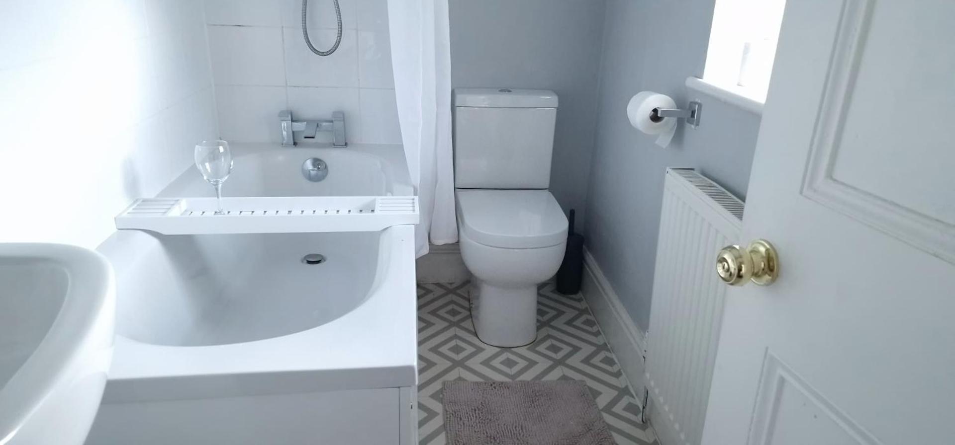 Cheerful 2 bed home with mountain views