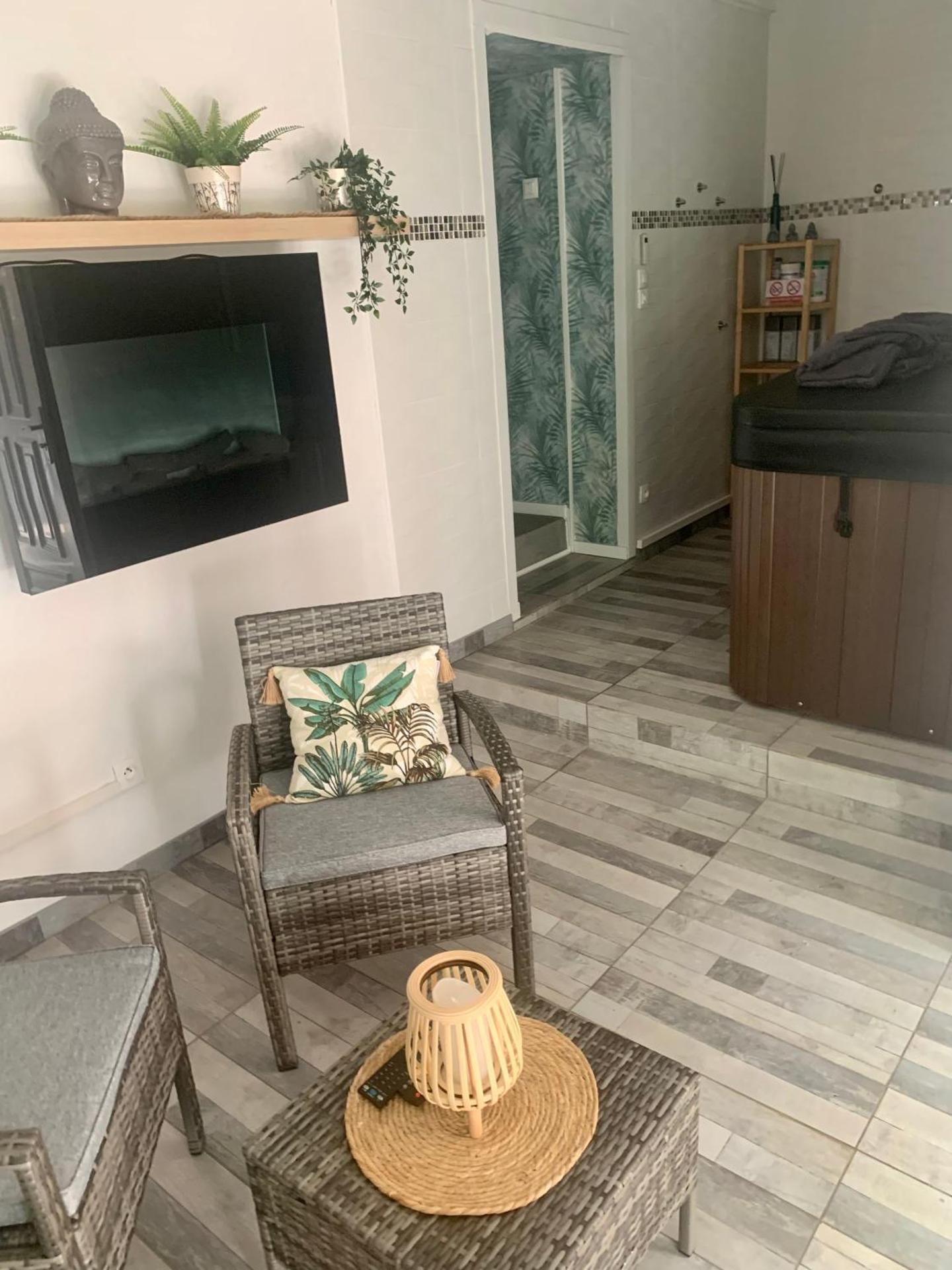 Chez SOPHIE, logement avec jacuzzi et salle cinéma