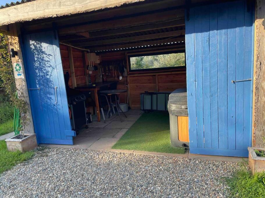 Pembrokeshire Shepherd hut with hottub