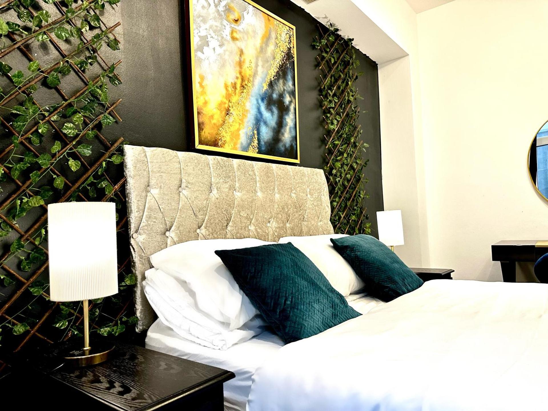 Duke and Duchess Apartments and Rooms - Private in Room Hot Tub Suites