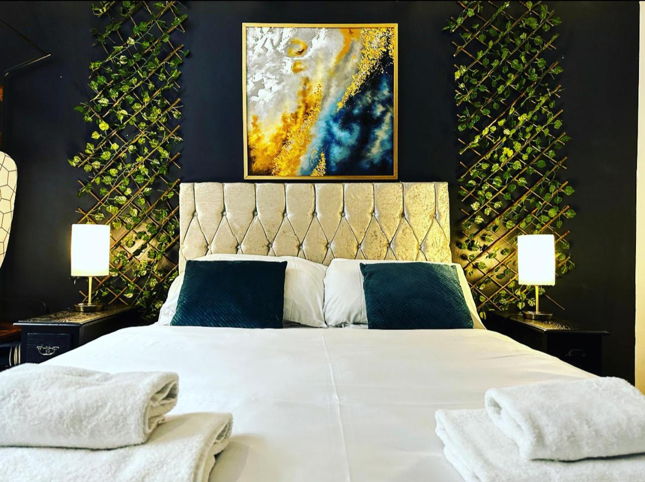 Duke and Duchess Apartments and Rooms - Private in Room Hot Tub Suites