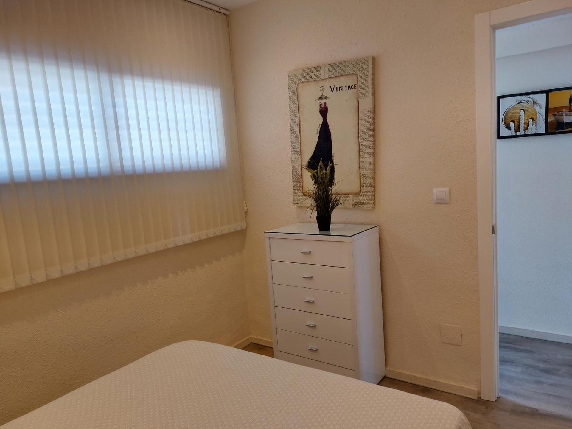 Vistas al mar. Junto a la playa. Garaje y piscina.