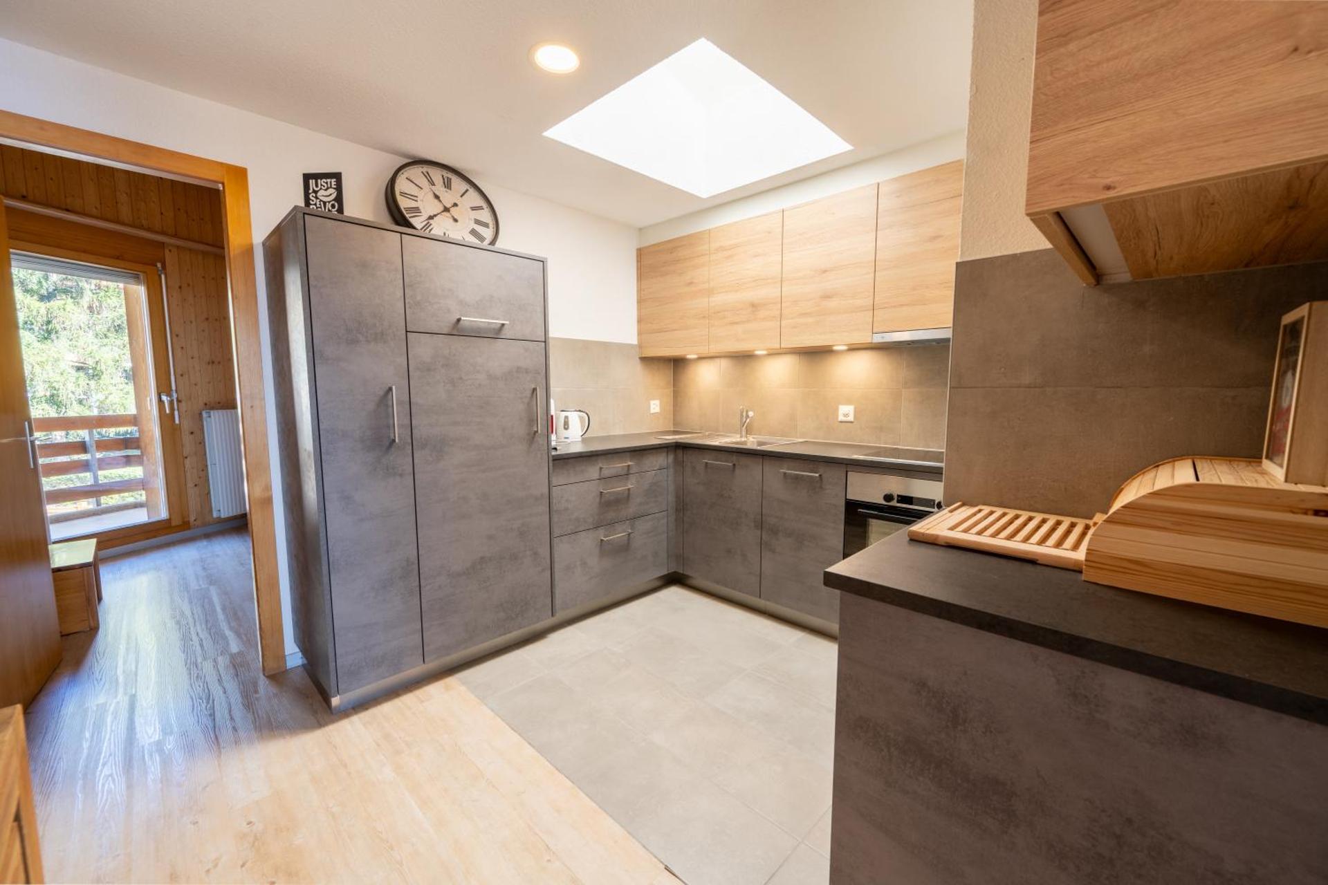 Apartment with Mountain View