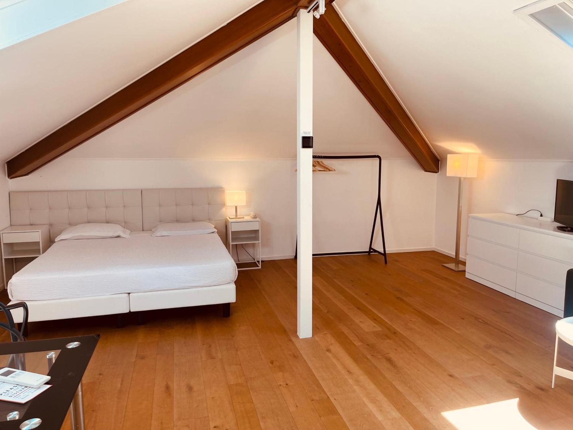 Deluxe Studio with External Private Bathroom