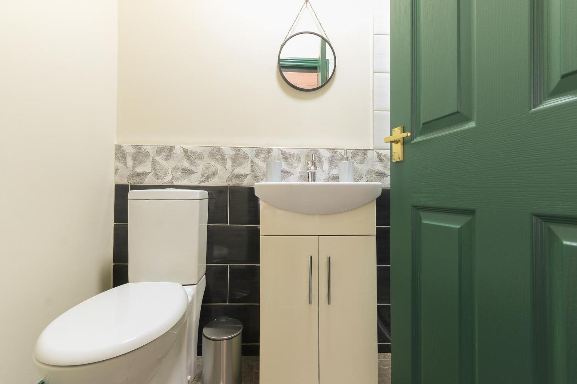 Home from Home 4 Bed - Ideal for Workers & Great for Groups, FREE Parking, Spacious, Pet Friendly Netflix